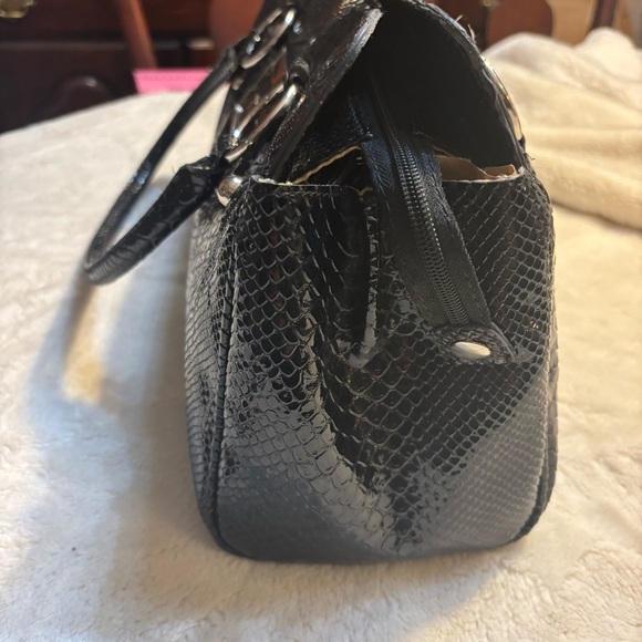 Guess Shoulder Bag Black Textured Reptile Animal Print Silver-tone Hardware - Picture 5 of 16